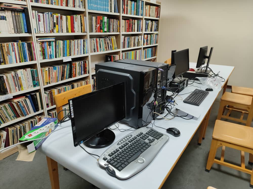 اهدای کامپیوتر به کتابخانه روستای رمین چابهار جهت کمک جوامع محلی